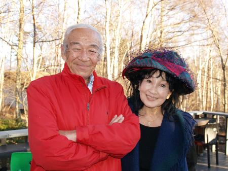 二階堂有希子さん（右）と柳生博さん（八ケ岳倶楽部提供）