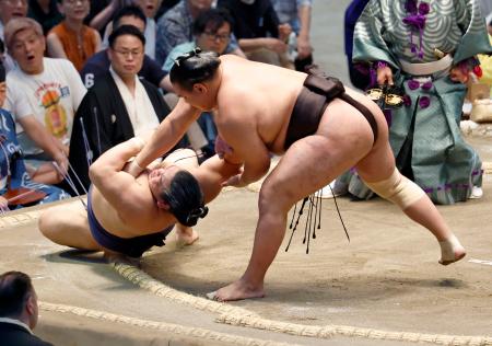 豊昇龍がすくい投げで平戸海を下す＝ＩＧアリーナ