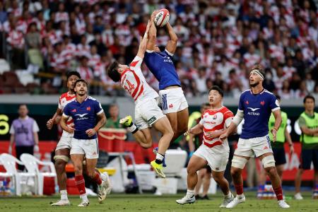 日本―フランス　前半、空中で競り合う植田（中央左）＝ＭＵＦＧ国立