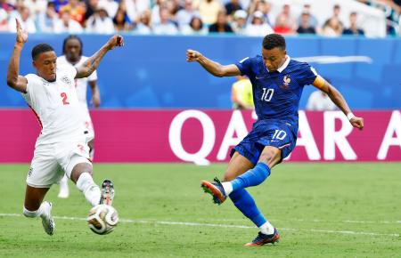 フランス―イングランド　後半、自身２点目のゴールを決めるフランスのエムバペ（右）＝マイアミ（共同）