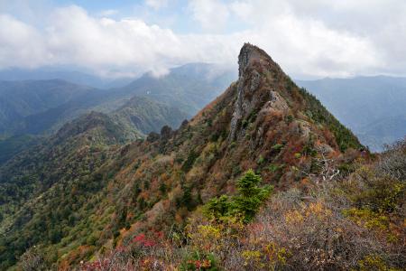 愛媛県にそびえる西日本最高峰の石鎚山＝２０２５年１０月