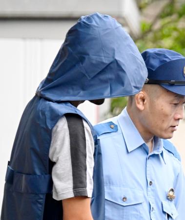 送検のため三重県警伊賀署を出る今北享宏容疑者＝１９日午前