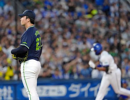 ３回、ＤｅＮＡのエンカーナシオン（奥）に２ランを浴びたヤクルト・吉村＝横浜