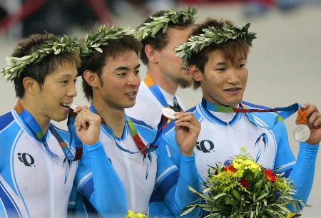 ２００４年アテネ五輪の自転車男子チームスプリントで銀メダルを獲得した日本チーム。左から伏見俊昭、井上昌己、長塚智広の３選手（共同）