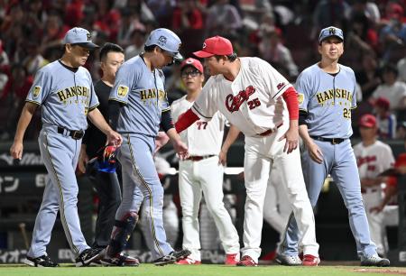 ８回、死球を受けた阪神・大山（手前左から２人目）に声をかける広島・新井監督。右端は藤川監督＝マツダ