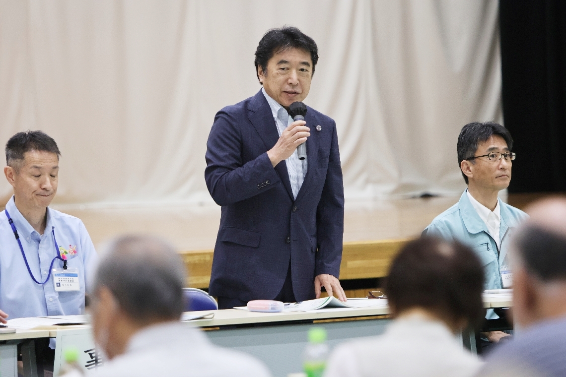 復興意見交換会で説明する足立信也市長（中央）＝２０日、大分市佐賀関の佐賀関市民センター