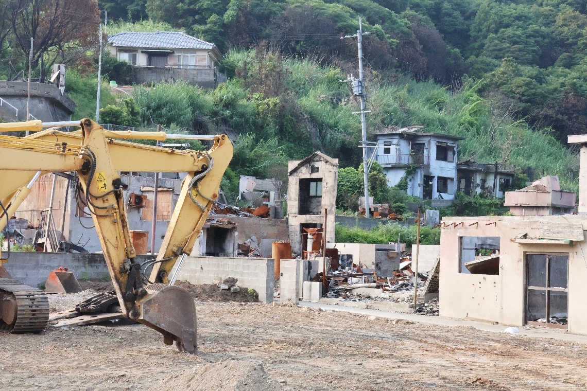 公費解体が進む大規模火災の被災地＝２０日、大分市佐賀関