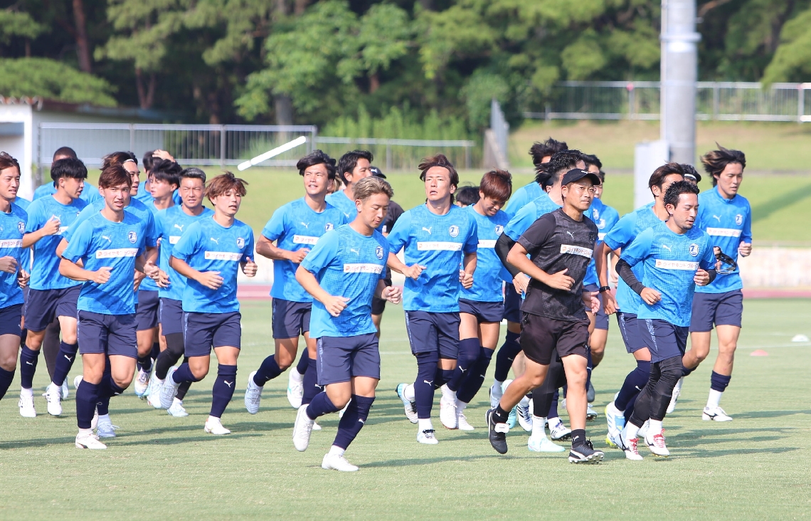 宮崎キャンプ初日の練習に臨んだ大分の選手たち＝ひなた宮崎県総合運動公園陸上競技場