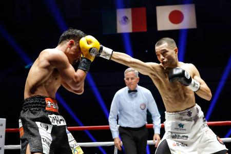 ＷＢＡバンタム級王座決定戦　３回、比嘉大吾（左）を攻める増田陸＝両国国技館
