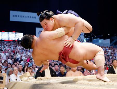 大の里（上）が浴びせ倒しで大栄翔を下す＝ＩＧアリーナ