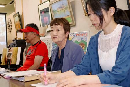 記者会見する「水俣病胎児性小児性患者・家族・支援者の会」の加藤タケ子さん（中央）ら＝２１日午後、熊本県水俣市