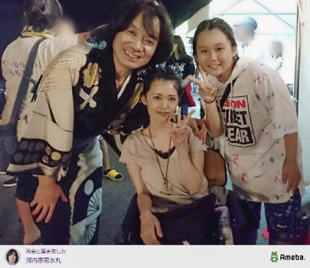 池田園美さん（中央）、莉園さん（右）親子と写真に納まる河内家菊水丸さん＝２０１９年（河内家菊水丸さんのブログから、背景の人物の顔をぼかしています）