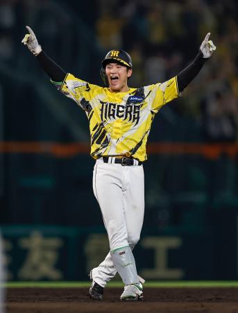 １１回、サヨナラ二塁打を放ち喜ぶ阪神・高寺＝甲子園
