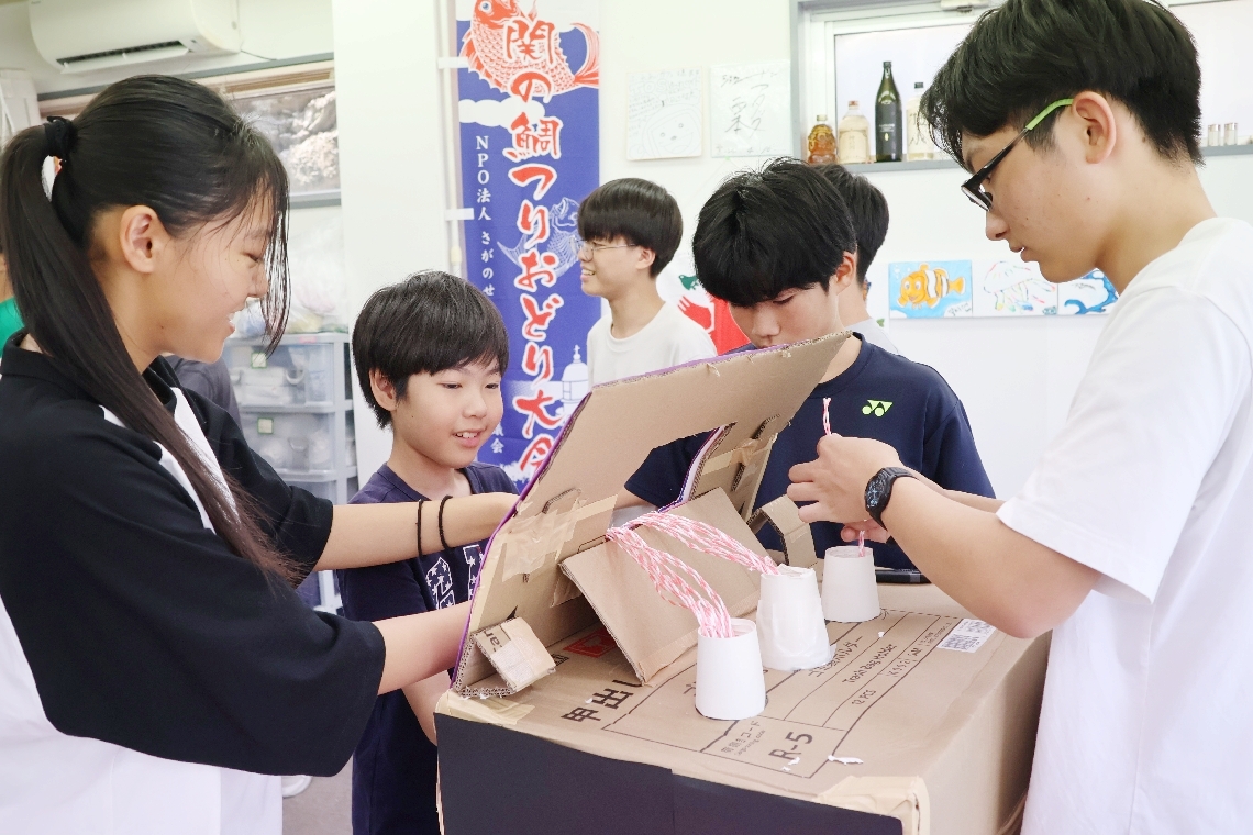 くじを引く箱を段ボールで作る児童生徒