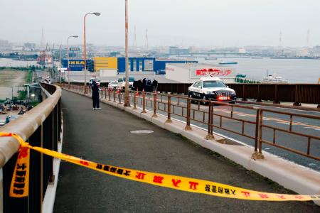 規制線が張られた「なみはや大橋」＝１５日、大阪市大正区