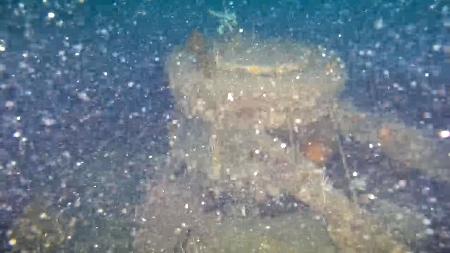 軽巡洋艦「長良」の調査で、水中ドローンで撮影された、いかりの巻き取り機とみられる物＝２２日、熊本県天草市沖（ベルポート宇土提供）