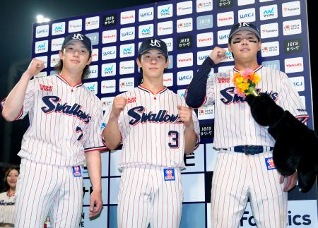 中日に勝利しポーズをとるヤクルトの（左から）長岡、内山、赤羽＝神宮