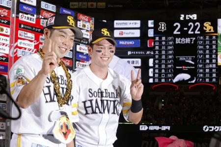 オリックスに大勝し、ポーズをとるソフトバンクの近藤（左）と栗原＝みずほペイペイドーム