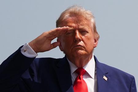 トランプ米大統領＝２２日、デラウェア州ドーバー空軍基地（ＡＰ＝共同）