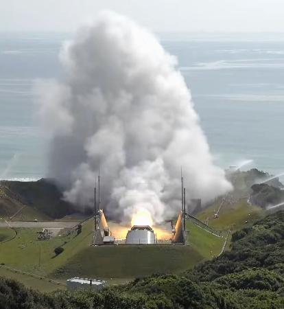 鹿児島県の種子島宇宙センターで行われた小型固体燃料ロケット「イプシロンＳ」のエンジン燃焼試験＝２３日午前（ＪＡＸＡ提供）