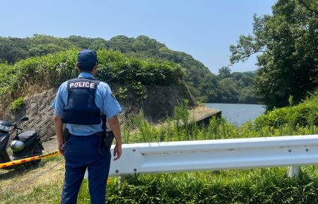 「２人が転落している」と１１０番があった和歌山市梅原のため池＝２３日午後