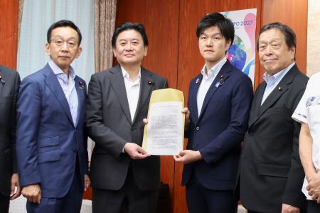 鈴木農相（中央右）に決議書を提出する自民党水産総合調査会の武部新会長（同左）ら＝２３日午前、農水省