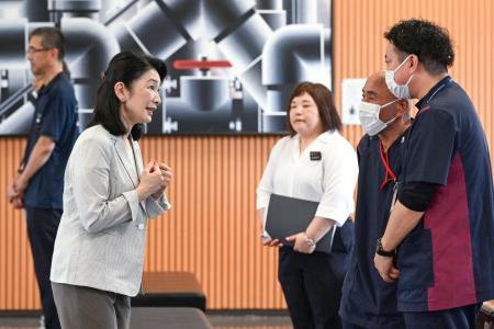 集団検診の会場を視察し、医療関係者と話される秋篠宮妃紀子さま＝２３日午前、石川県輪島市（代表撮影）