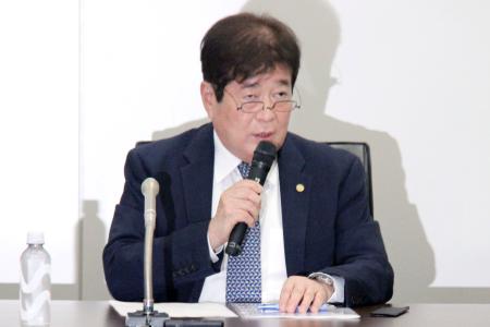 記者会見する今治造船の檜垣幸人社長＝２３日午後、東京都港区