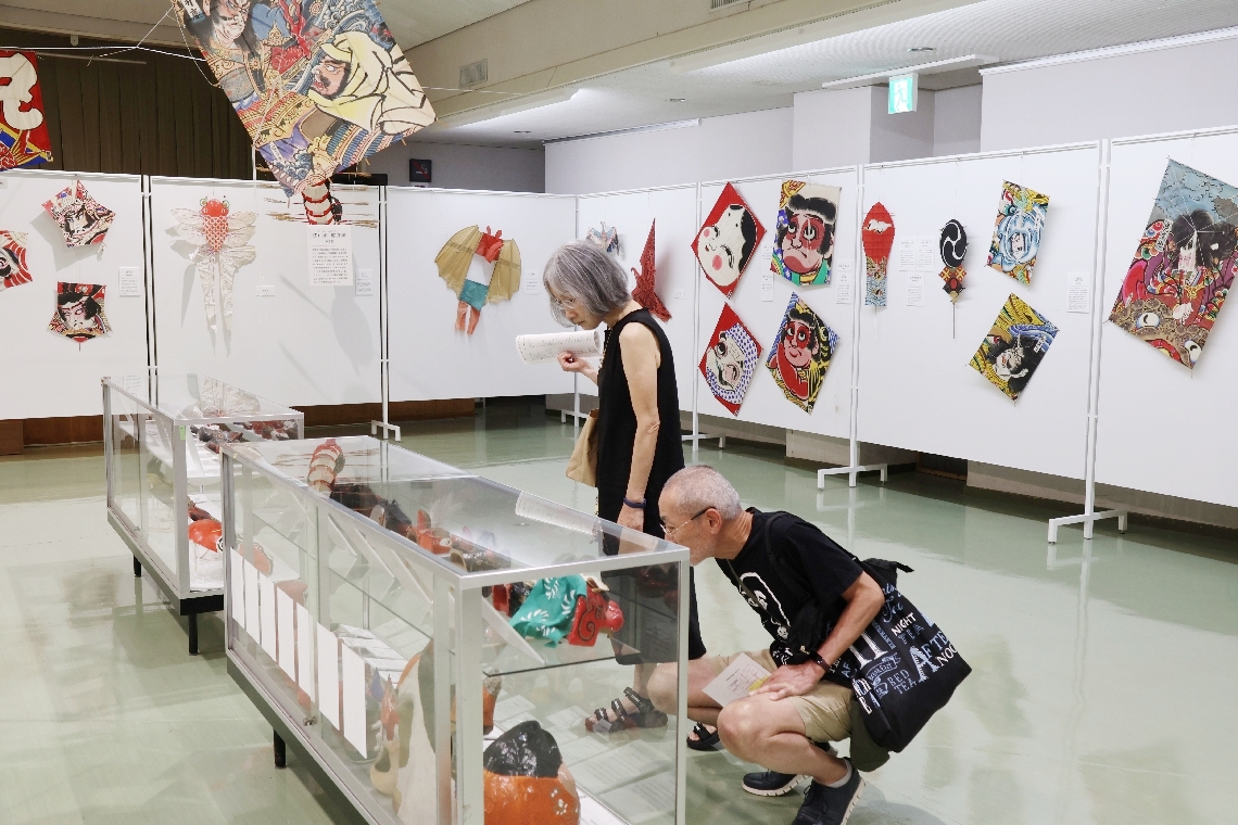 郷土玩具がずらりと並ぶ＝別府市野口原の市美術館