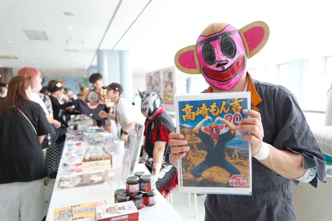 デビュー２０周年を迎えた高崎もん吉＝７月１９日、大分市（プロレスリングＦＴＯ提供）