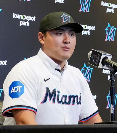 米大リーグ、マーリンズの入団記者会見に臨む佐々木麟太郎＝２３日、マイアミ（ＡＰ＝共同）