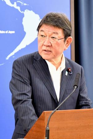 記者会見する茂木外相＝２４日午前、外務省