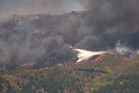 航空機による山火事の消火作業＝２４日、スペイン・アビラ県（ＡＰ＝共同）