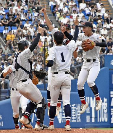 甲子園出場を決め、マウンドで喜ぶ横浜ナイン＝横浜スタジアム
