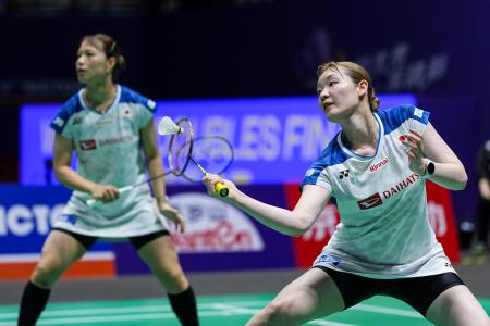 中国オープンの女子ダブルス決勝で中国ペアと対戦する福島由紀（左）、松本麻佑組＝２６日、常州（ゲッティ＝共同）