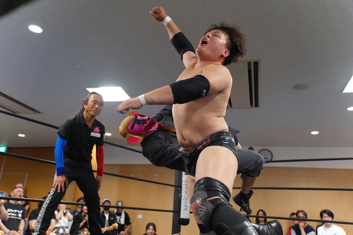 猛牛ラリアットで高崎もん吉を吹っ飛ばす岡崎恭也（右）