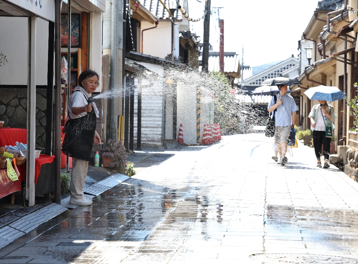 店先で打ち水をする姿も見られた