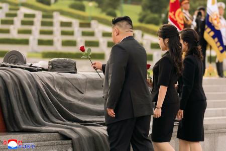 「祖国解放戦争参戦烈士の墓」を訪れ、献花する北朝鮮の金正恩朝鮮労働党総書記（左）＝２６日、平壌（朝鮮中央通信＝共同）