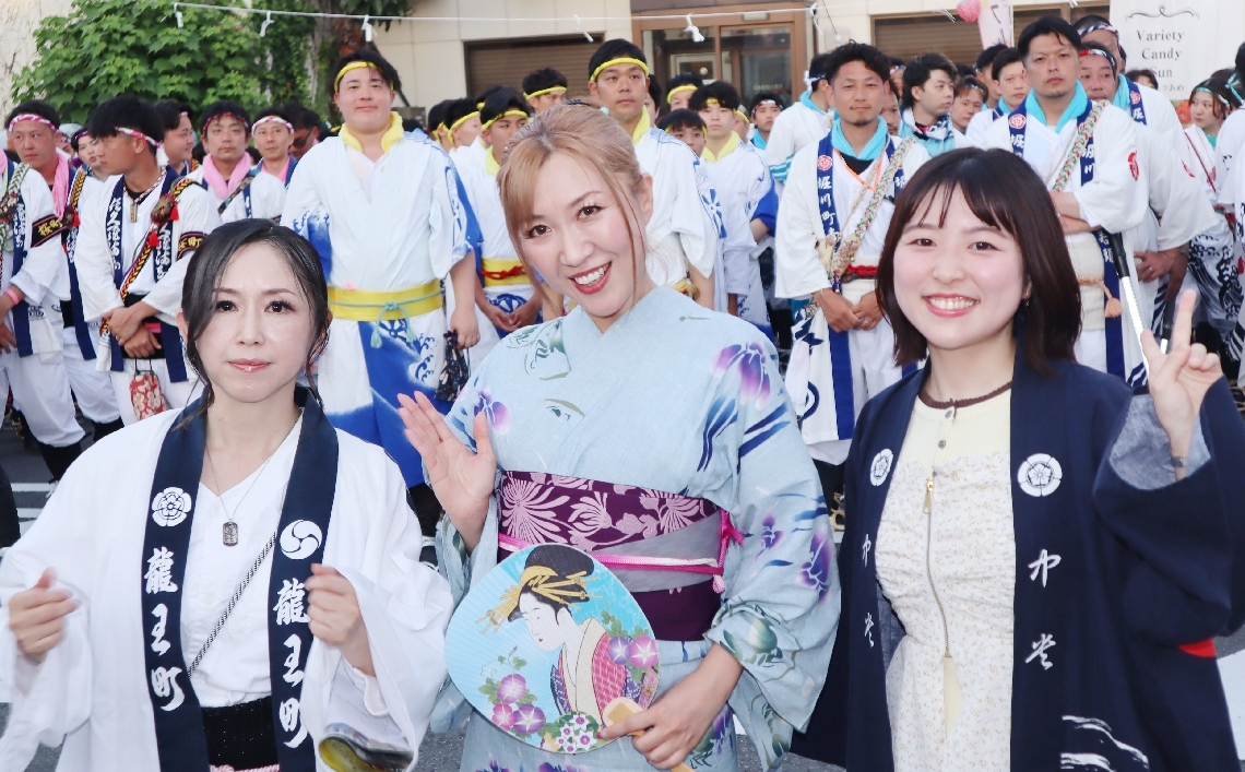 舞踊曲「夏祇園」を歌った（左から）本田理沙さん、蘭華さん、合谷亜美さん＝２５日、中津市の福沢通り