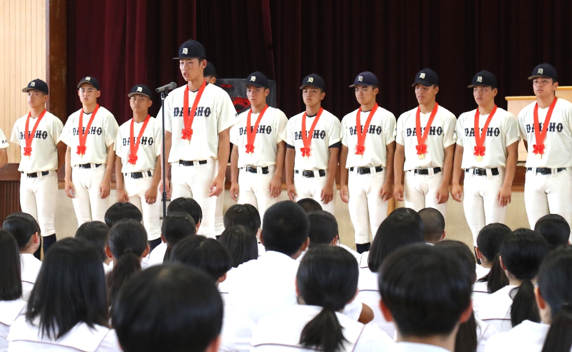 あいさつする平田主将ら大分商ナイン＝大分商高