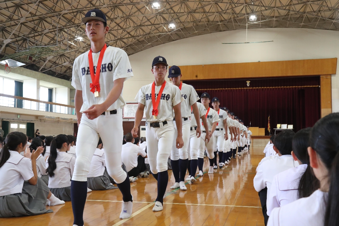 甲子園出場を決め、全校生徒に祝福される大分商ナイン