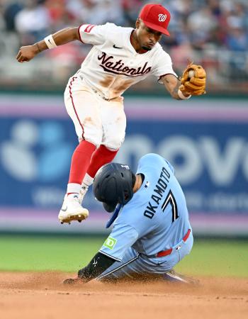 ナショナルズ戦の４回、メジャー初盗塁となる二盗を決めるブルージェイズ・岡本＝ワシントン（ゲッティ＝共同）