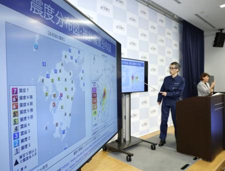 熊本県で最大震度７を観測した地震について記者会見する気象庁の担当者＝２８日午後５時３５分、気象庁
