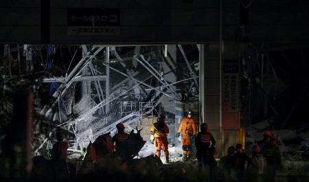 爆発のあったイオンモール熊本で活動する消防隊員ら＝２８日午後１０時５２分、熊本県嘉島町