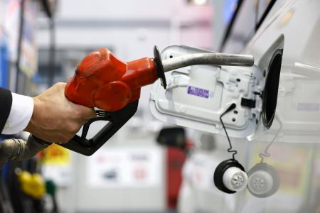 ガソリンスタンドでの給油＝東京都内