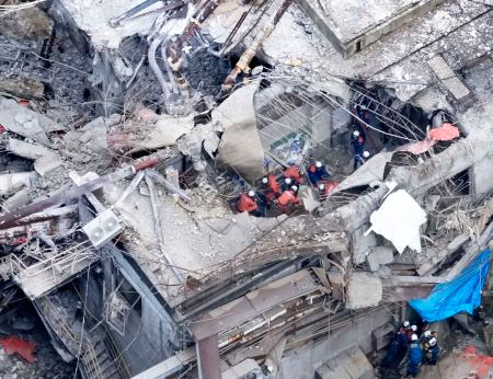 煙突が折れる被害が出た日本製紙八代工場で続く捜索活動＝２９日午前９時３３分、熊本県八代市（共同通信社ヘリから）
