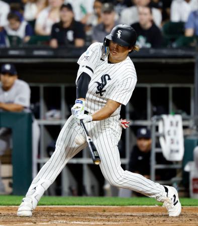 ヤンキース戦の８回、２３号ソロを放つホワイトソックス・村上＝シカゴ（共同）