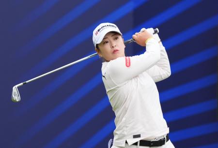 第１ラウンド、ティーショットを放つ西郷真央＝ロイヤルリザム・アンド・セントアンズＧＣ（共同）