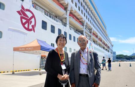 寄港した世界一周クルーズ船の前に立つ田中稔子さん（左）と広島県被団協の佐久間邦彦理事長＝２８日午後、広島市