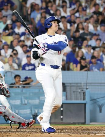レッドソックス戦の５回、右越えに２４号２ランを放つドジャース・大谷＝ロサンゼルス（共同）